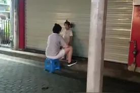 妈妈说：别人在和你说话的时候，你要看着别人，这是基本的礼貌。视频封面