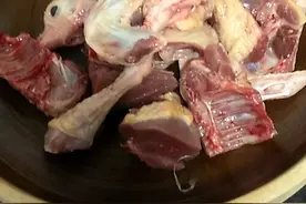 鸽子汤，对骨伤或者手术后的康复特别好。俗话说的好药补不如食补视频封面