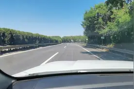 自驾云南省红河哈尼族彝族自治区的鸡石高速上，两侧的景色非常美视频封面