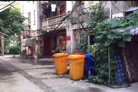 郑州80年代的铁路局的楼房，小区环境脏乱房子破旧，种的还有蔬菜