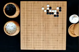 先手收官，黑透点一手是收官的手筋，值得牢记和思考。视频封面