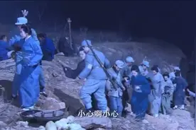 影视:日本姑娘成了战俘，怎料八路小伙一见到她，两人拥抱在一起视频封面