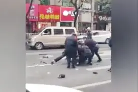 福建龙岩发生持刀劫持公交事件，已造成8死22伤视频封面