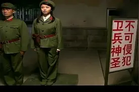 部队晚上站岗，连长陪女兵一起站，结果才10分钟女兵就坚持不住了视频封面