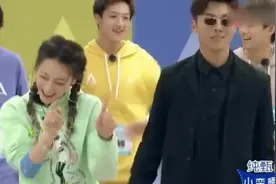 迪丽热巴跳《爱你》又甜又可爱，高嘉朗伴舞太搞笑视频封面
