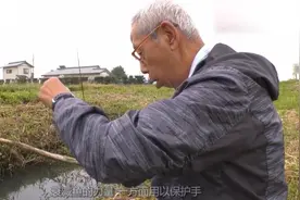 日本大爷河边钓鱼，看了他的钓鱼装备，才知道什么是艺术钓鱼！视频封面