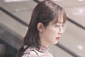 杨紫为啥不喜欢戴眼镜？当看到她戴眼镜后，才知道什么叫御姐范儿视频封面