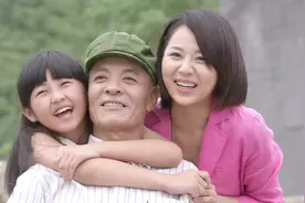老爸回家大结局，父亲与女儿们敞开心扉，三人温馨合影留念视频封面