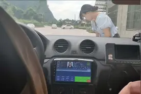 驾照科目三模拟考，美女学员刚考一半就拘了300分，教练气半死视频封面