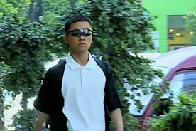 士兵突击：许三多身穿便装带着墨镜正步走在城市街头，100%回头率视频封面