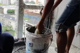 飘窗打掉换装新窗，为更好的做防水，开槽灌满水泥砂浆再刷防水胶视频封面