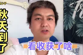 小伙子采摘家里的倭瓜和南瓜，看看这收获，真是不少呀！