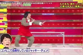 日本成龙粉丝模仿成龙 神态动作神还原 太像我龙哥了视频封面