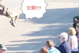 拐杖老人突然空翻，吓坏路人？！老汉的球技无可挑剔视频封面