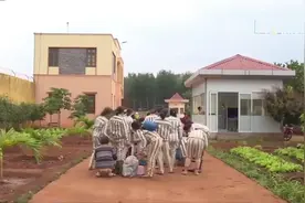 真实的越南女子监狱，美女如云。看看她们都是如何服刑和生活的视频封面