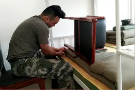 家里的厚棉被怎样才能叠成豆腐块，退役军人现场教你方法，真实用视频封面
