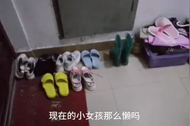 隔壁住了三个小女孩，每天摆满了鞋子垃圾杂物，楼道是你们家的吗视频封面