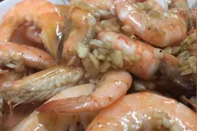 美食DIY，今天给大家分享一道美味又营养的新菜-蒜爆大虾做法视频封面