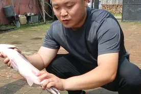 小伙买四斤重的草根鱼为下地回家的父母涮鱼肉火锅视频封面