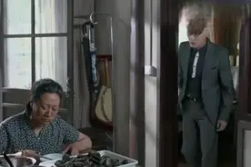 大妈卖臭豆腐被举报了，老顾客都不敢买了，只能带回家含泪吃掉视频封面