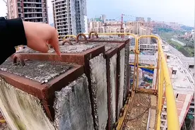 工地百米高的塔吊，网友都在质疑后面的配重水泥块会掉下来吗