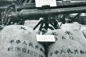 攻占越南谅山，战士打开仓库：堆积如山的中国援助大米，发霉了！视频封面