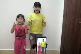 小学生两姐妹在家学拍抖音。视频封面