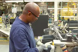 美国丰田工厂实拍，汽车仪表板组装片段，基本上还是靠人工操作的视频封面