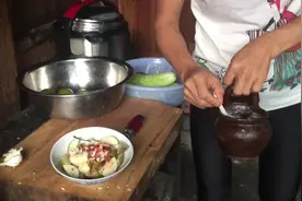 沙梨子小兰教你们腌制，放配料连果心都吃完
