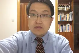 背部中间靠近大椎穴向下的地方痛可能是肩胛背神经受压迫了。视频封面
