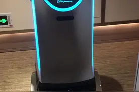 智能酒店，带你们看下机器人送餐服务，大家猜下她怎么敲门的？