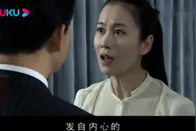 男孩趴地上拿镜子偷看，不料却意外发现父亲的秘密，当场气得咬牙视频封面