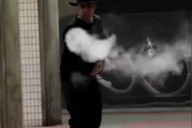 搞笑：魔术师街头用烟圈恶作剧路人，喷的烟圈迷死人了视频封面