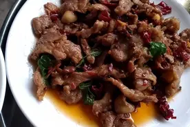 放了一天的肉有点臭了，炒的时候放上一物，不爱吃肉的，也抢着吃视频封面