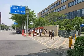 东莞石排某电子厂男女招聘，两班倒工资4800到6800视频封面