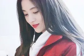 鞠婧祎凭一己之力，把校服穿出新高度！粉丝：这颜值真的没话说！视频封面