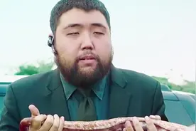 小伙看到巨型章鱼兴奋过头，一口咬下，把小黄毛疼得哇哇大叫！视频封面