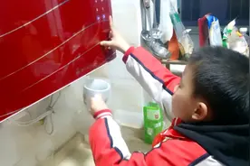 儿子要喝黑芝麻核桃粉，还不忘给妈妈冲了一杯，真懂事！视频封面