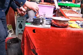 农村街头：2个旧手机打一件金首饰，大叔现场变得一手“好戏法”视频封面