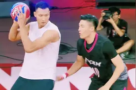 易建联妻子低调无比，素颜现身比赛场为丈夫加油，粉丝都没认出来视频封面