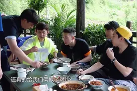 向往的生活：坚持健身的人就是不一样！彭昱畅和蒋雪鸣比腹肌视频封面