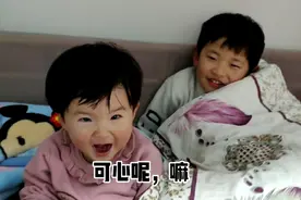 妹妹非要跟哥哥一起睡，哥哥全身都在拒绝，妈妈感慨：塑料兄妹情视频封面