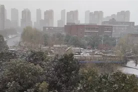 南京特大暴风雪，行人不敢睁眼，寸步难行视频封面