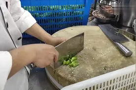 青椒应该怎么切才好，酒店大厨示范，刀工的确很娴熟！
