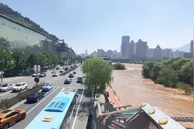 黄河第5次洪峰流经兰州段。在我追踪观察的这是第5天里黄河水依然视频封面