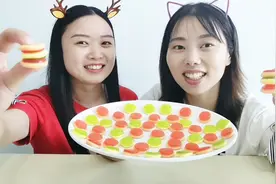 闺蜜变大厨，披萨、汉堡随手就来，逗的馋嘴妹乐哈哈，趣味恶作剧视频封面