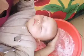 一周岁的小宝宝，原来洗头这么简单，小宝宝超萌表情你是要睡着吗视频封面