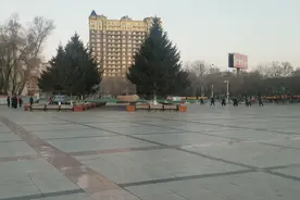 路是脚踏出来的    历史是人写出来的