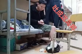 富士康小伙一放假就去喝酒结果吐的宿舍满地都是视频封面
