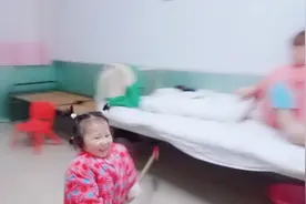 小美女太顽皮了，拿个棍子乱敲，现在的小孩不好管啊！视频封面